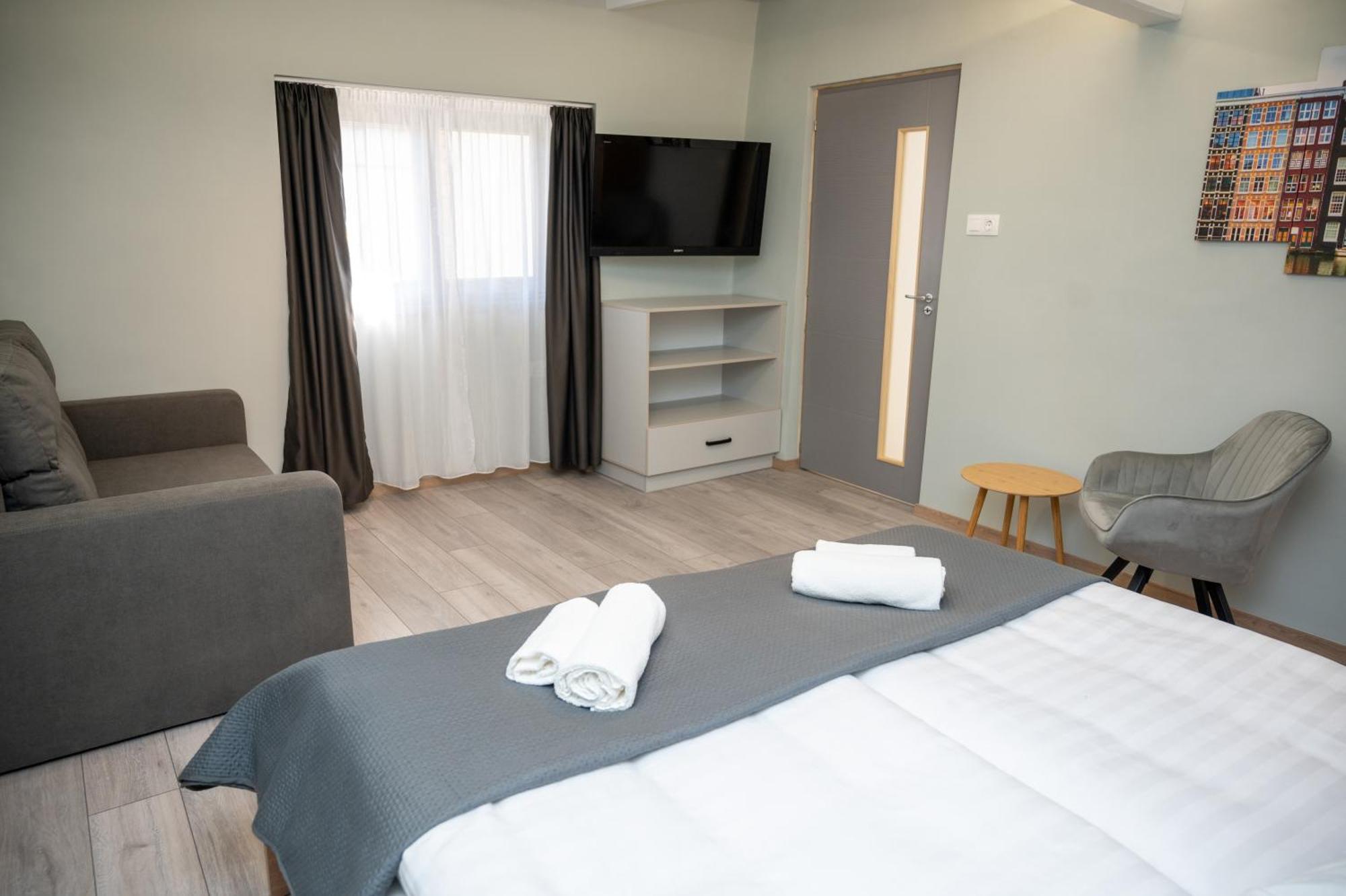 Tuenderkert Apartman Gyula Exterior photo