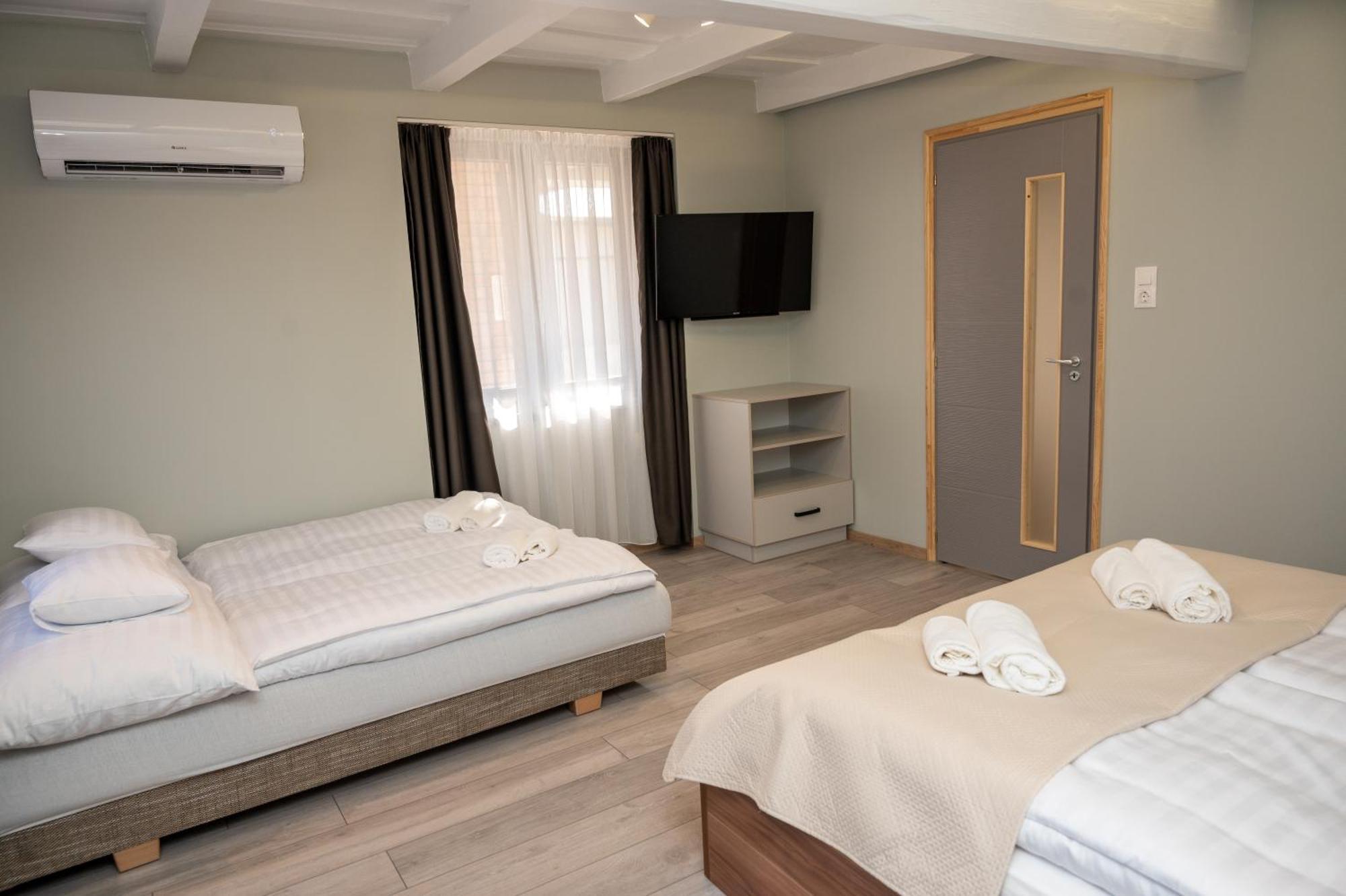 Tuenderkert Apartman Gyula Exterior photo