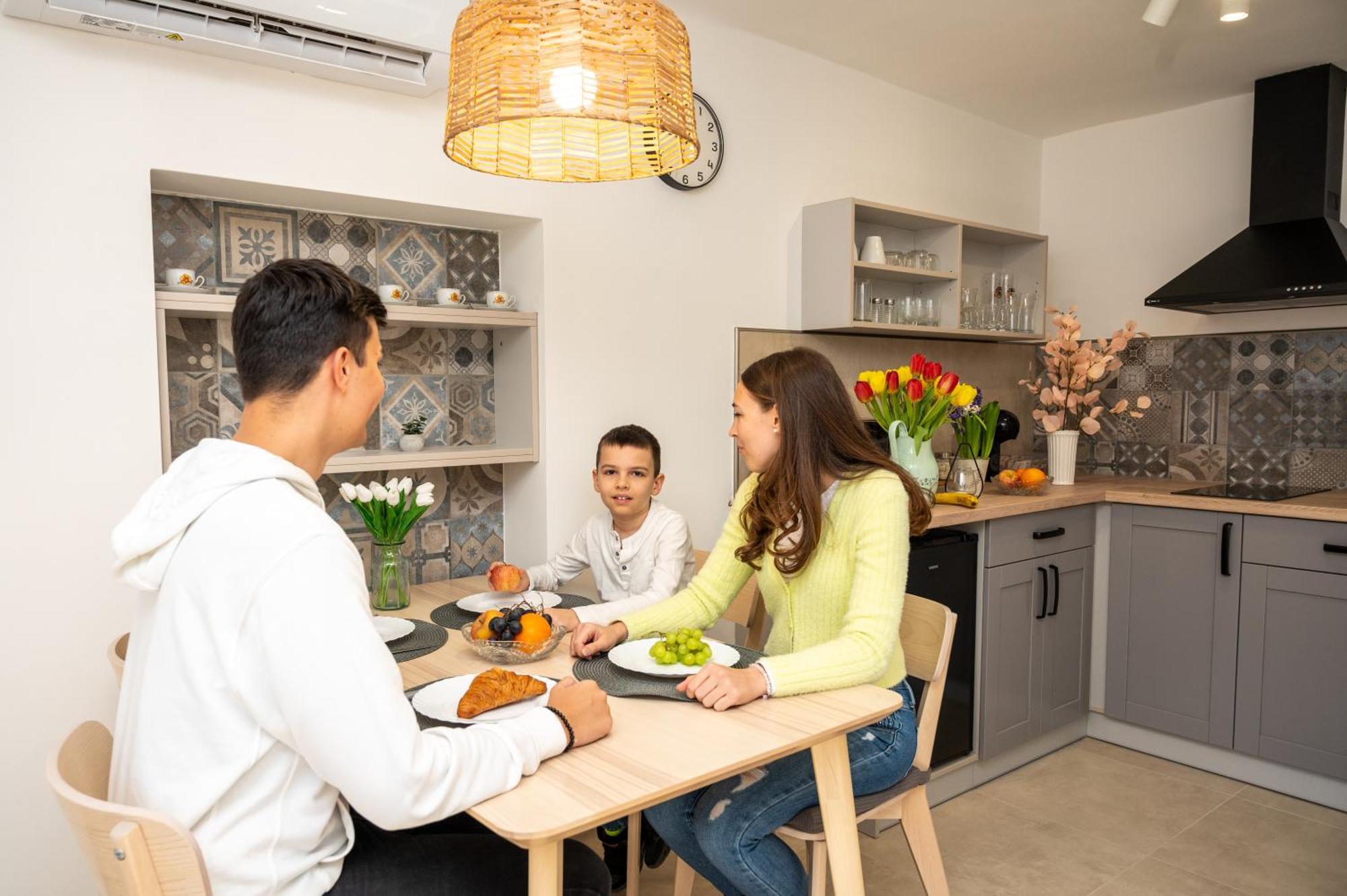 Tuenderkert Apartman Gyula Exterior photo